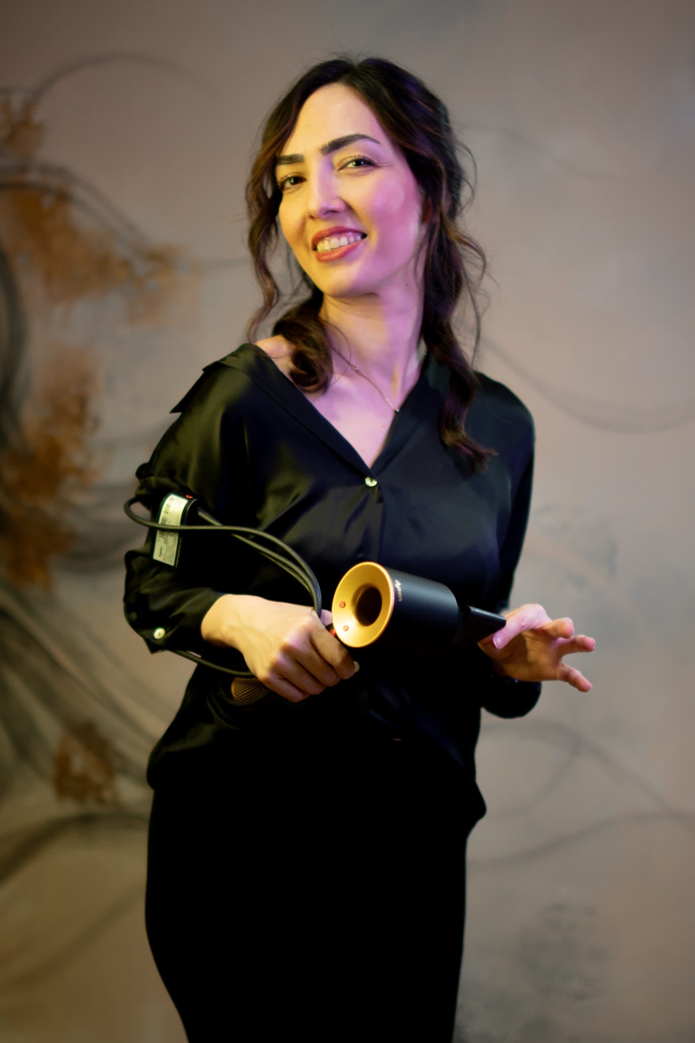 Nasim, Friseurmeisterin und Inhaberin, macht Brautfrisuren und Make-Up bei Friseur Frey II Team in Weiden