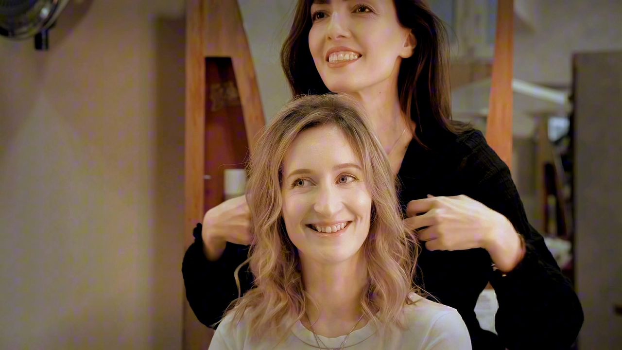 Hairdreams Extensions Echthaar, Friseur Frey II Team Weiden: Stylistin mit zufriedener Kundin im Salon